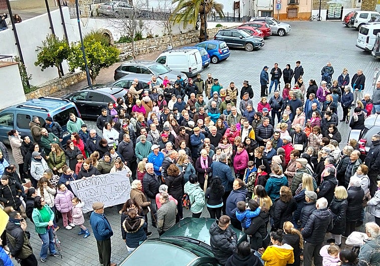 Vecinos de Quéntar se concentran para reclamar el arreglo de la carretera a Granada